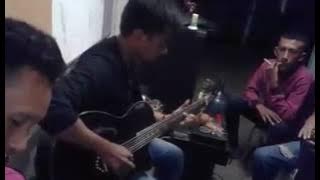 Fildan Rahayu bermain gitar di Asrama Buton Makassar sebelum memgikuti audisi di Makassar