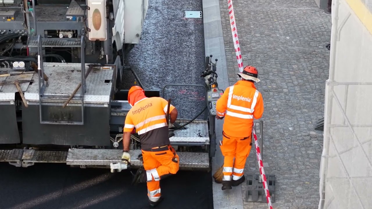 2025-07-18 Einbau Deckbelag auf Neuengasse. Präzision und konzentriertes, professionelles Arbeiten