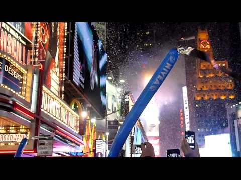 Video: Firar nyårsafton på Times Square