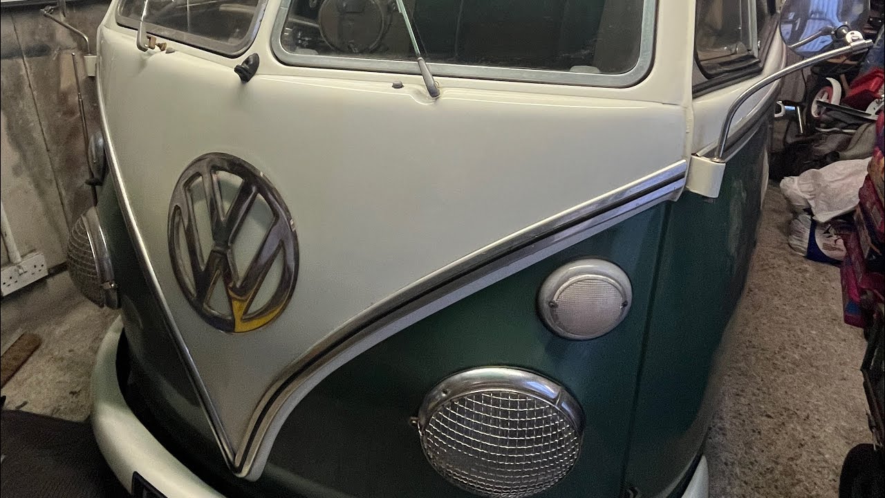 VW Splitscreen 1967 start up and clean during Storm Jocelyn !!