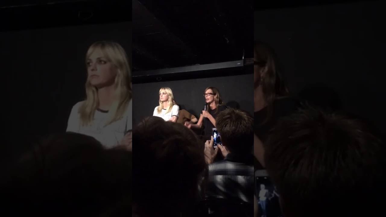 Anna Faris Is Unqualified live at Nerdmelt, Los Angeles ...