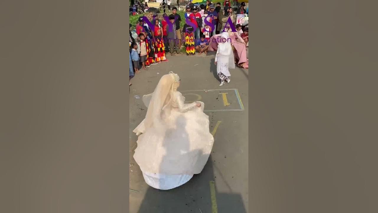 Kalian pilih gaun yg besar apa yg Simple aja pas nikah nanti?