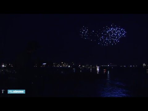 Lichtshow boven Amsterdam: honderden drones voeren - RTL NIEUWS