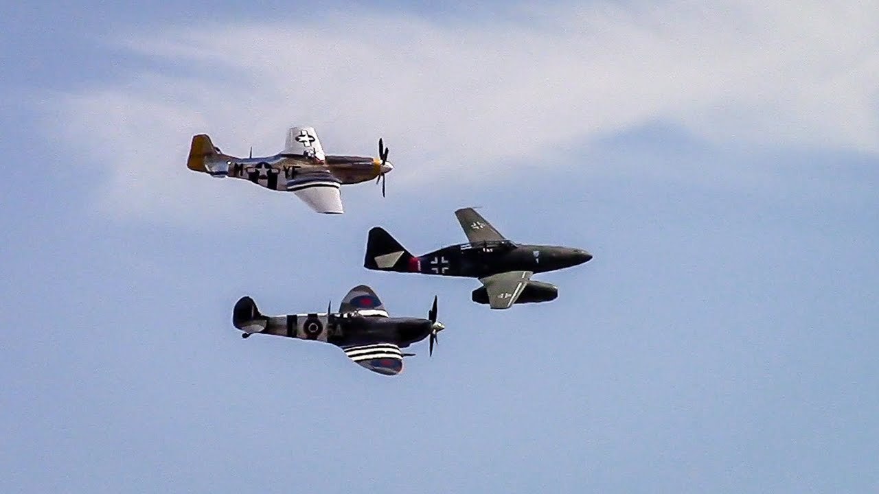 Messerschmitt Me 262 Vs P 51 Mustang - RARE! Me-262 Flight at Wings Over Houston. Formation flight with P-51