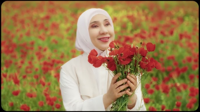 Бір қыз өз мысығына укол салады Бір қыз өз мысығына укол салады