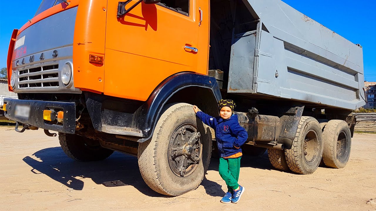 Big truck is broken down - Dima repair the tire