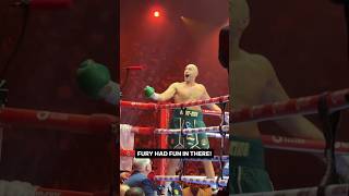 TYSON FURY SHOWBOATING IN BETWEEN ROUNDS AGAINST USYK screenshot 4