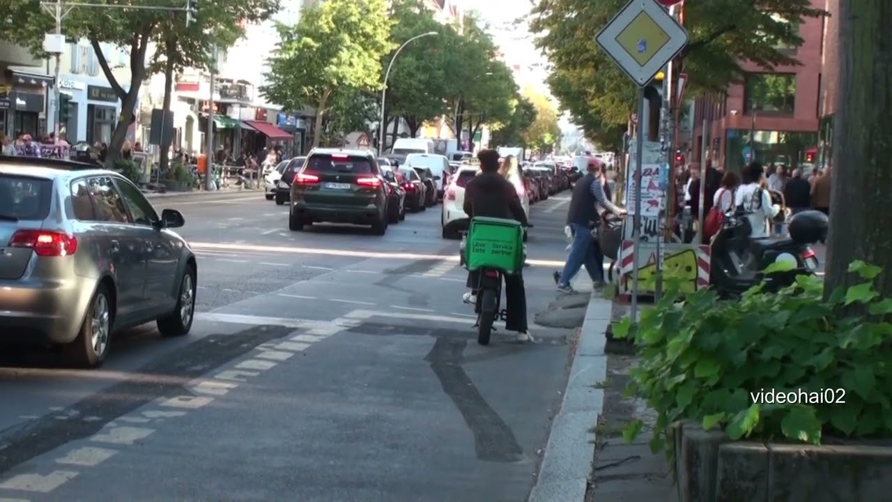 Megastau auf der Hermannstraße in Berlin Neukölln ,wegen Drachenfest auf  demTempelhofer Feld
