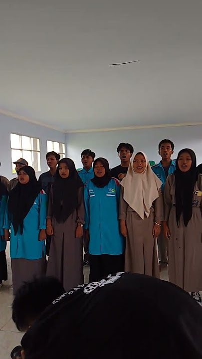 (edisi perpisahan) latihan paduan suara, hymne guru SMK MUHAMMADIYAH 1 PAGUYANGAN