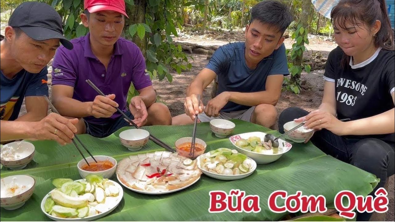 Thịt luộc-cà pháo-chuối chát ,chấm mắm cá suối ,ăn sạch nồi cơm ngày mưa bão