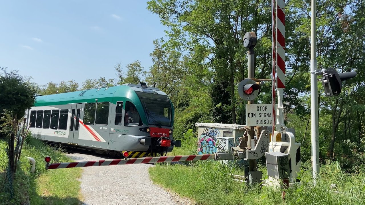 TRENO delle colline del FRANCIACORTA! Transita nel BOSCO al passaggio a livello!! LAGO D’ISEO