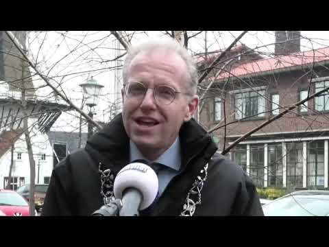 Onthulling tegel bij Vrijheidsboom   Herenwegschool Wassenaar