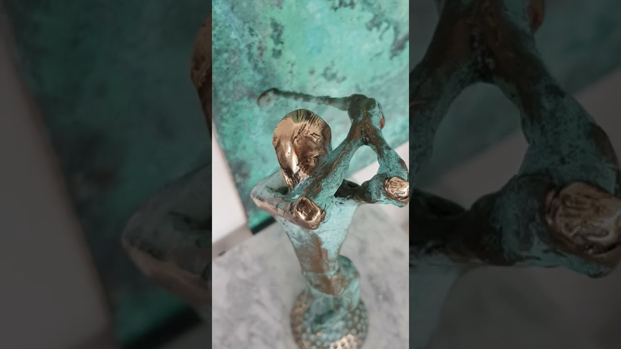 Rzeźba z brązu przedstawiająca golfistę