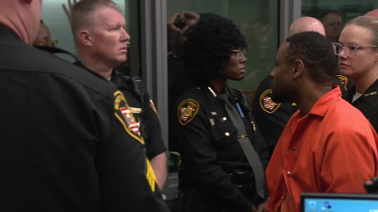 Man accused of killing deputy gestures to supporter at arraignment