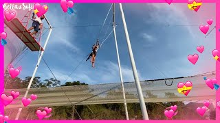 Bella Em Uma Aventura Radical Ao Pular No Trapézio Com A Mamãe