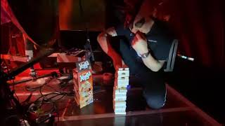 TOOL frontman plays jenga on stage during long solo / Фронтмен TOOL играет в дженгу на сцене