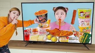 Pizza xúc xích mì cay Chương trình ăn mì xào gà nóng hổi trên truyền hình MUKBANG HIU