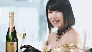 えなこ、美デコルテ全開でスパークリングワインをオススメ！　テイスティングも　「ロジャーグラート」の公式オススメイヤーに就任