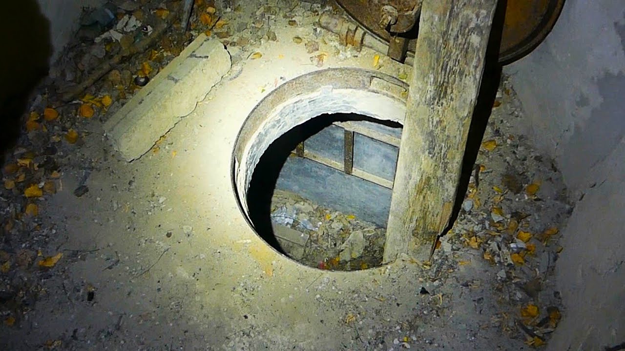 Riesiger geheimer Komplex unterm Wald