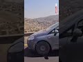 İsrailli bir işgalci, Batı Şeria'da ambulansın yolunu kesti