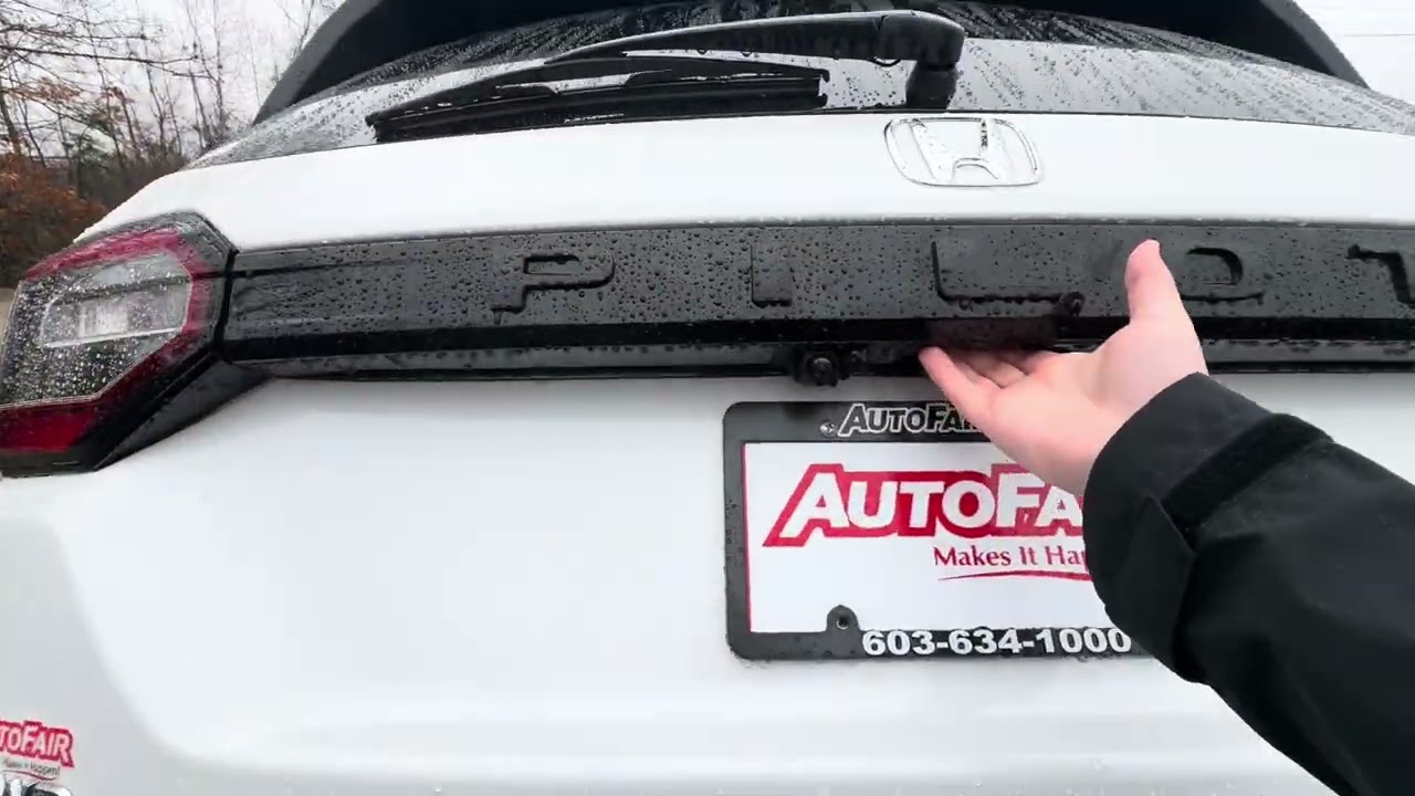 Tara let’s check out the 2023 Honda Pilot LX!