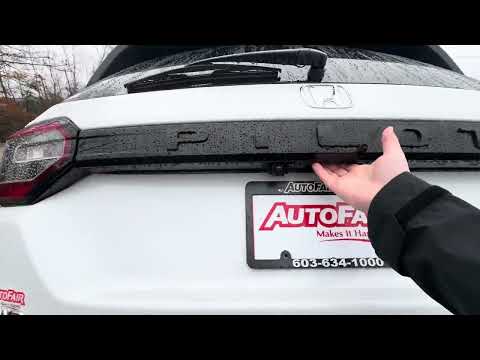 Tara let’s check out the 2023 Honda Pilot LX!