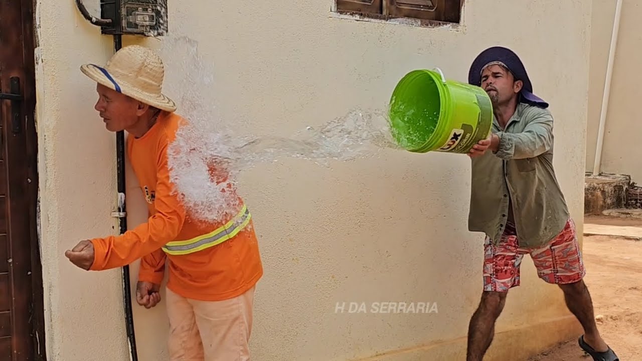 Seu mane foi recebido com um banho de água fria #viralvideo #humor #memes 