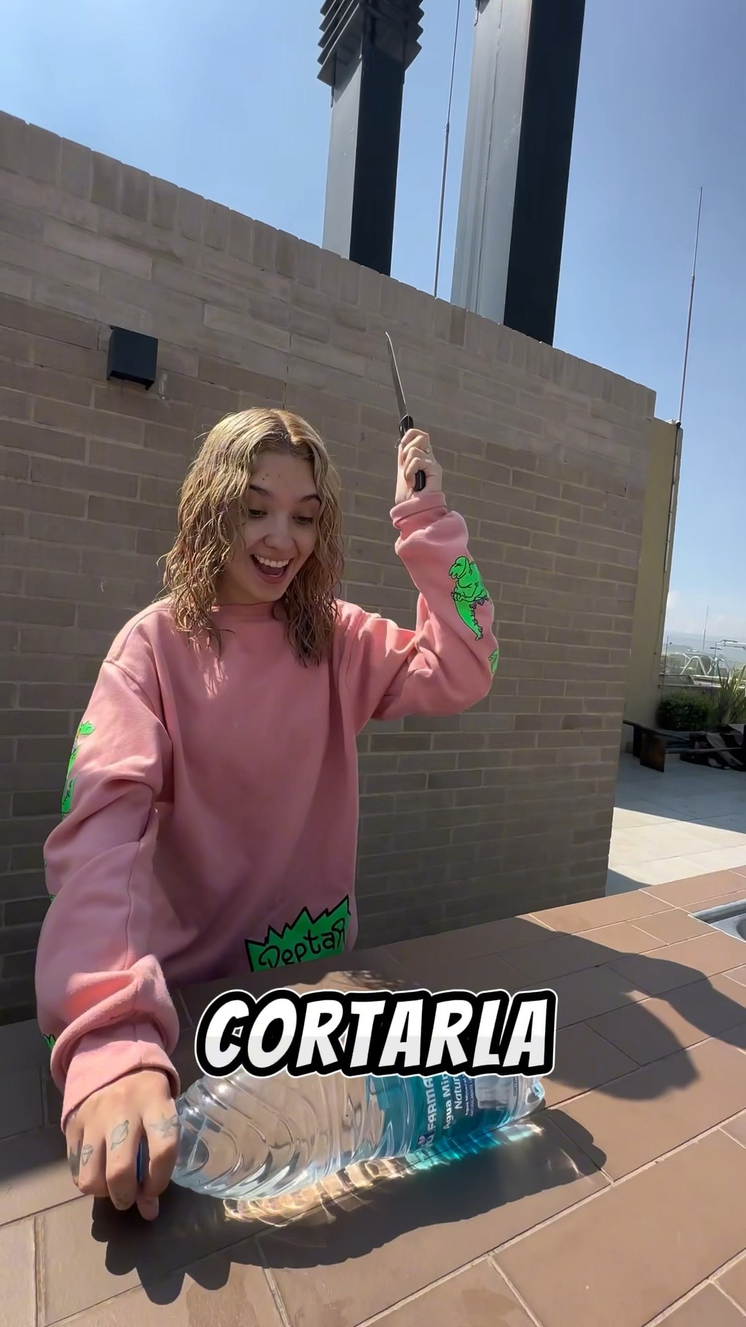 También destapadas las botellas con cuchillo? ? @mihijayyo7351 #shorts