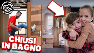 Figliachiara E Figliodiego Rimangono Intrappolati In Bagno Papàantonio Spacca La Porta E Li Salva