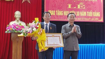 Đảng ủy Cơ quan Huyện ủy trao tặng huy hiệu 30 năm tuổi Đảng cho đảng viên