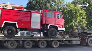 Wojsko transportuje dwa samochody strażackie do OSP Brusy i OSP Leśno.