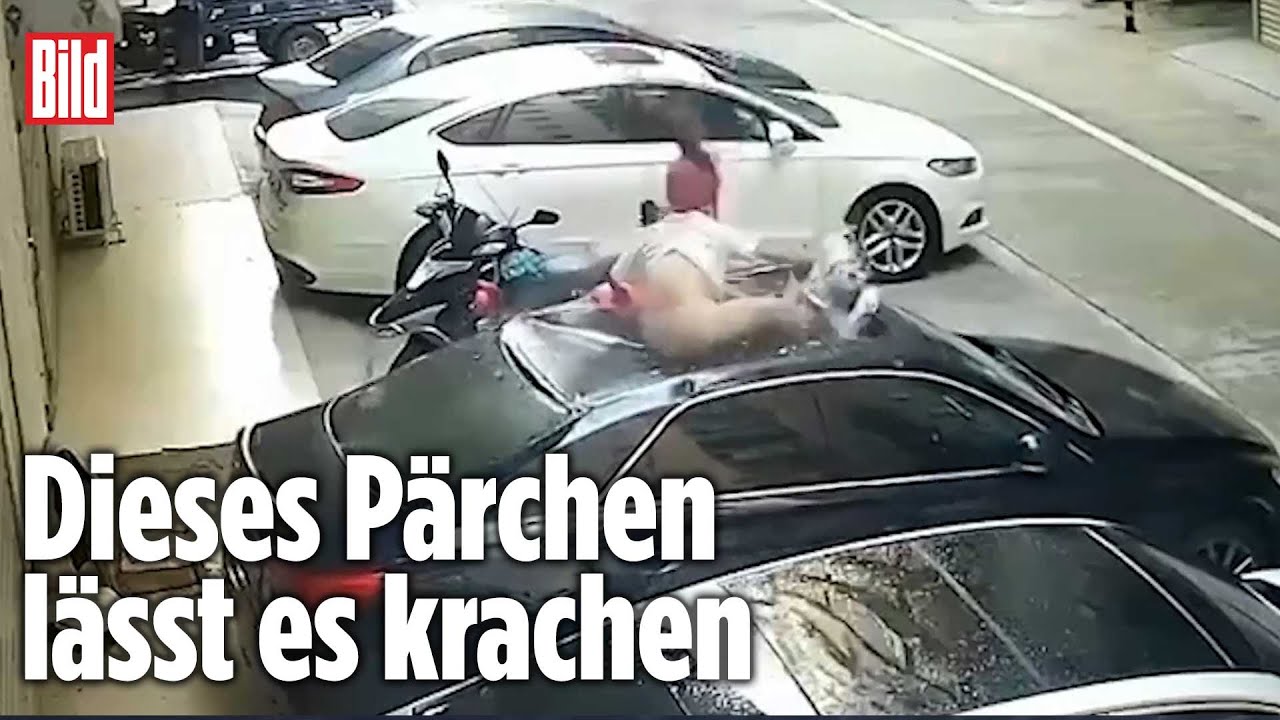 Frau fällt beim Balkon-Sex auf Autodach Bild