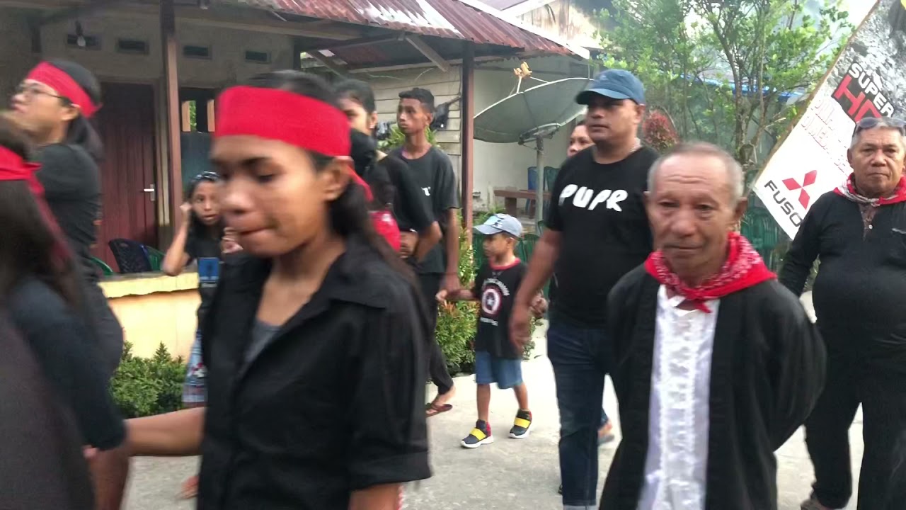 Acara adat Cakalele pemasangan atap Baileo Negeri Kariu 15-10-2021