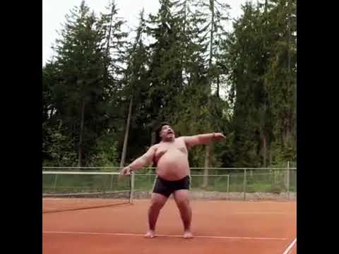 مارادونا يداعب الكرة بجسم سمين ومخيف