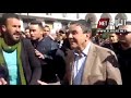 شاهدوا محتجون يواجهون موسى تواتي خلال خروجه للشارع يا السراقين كليتو البلاد
