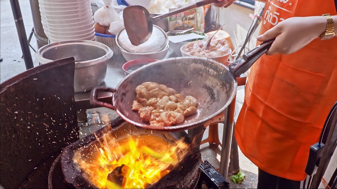 ⁣5 years award ！Charcoal Fried Chicken Noodles, Crispy Fish Cakes/連５年米其林！炭燒雞肉炒麵, 炸魚餅-Street Food