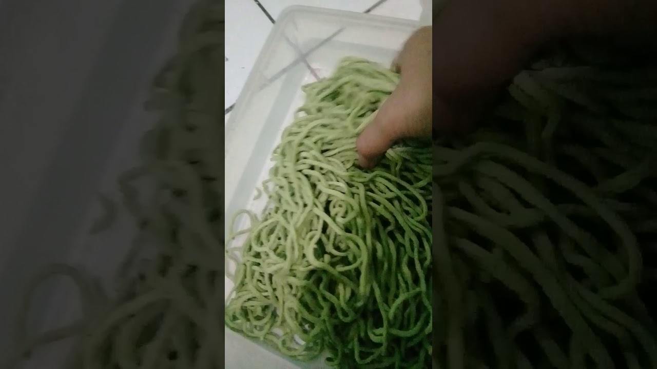 Mie ayam akto redi varian warna hijau  terbuat dari daun 