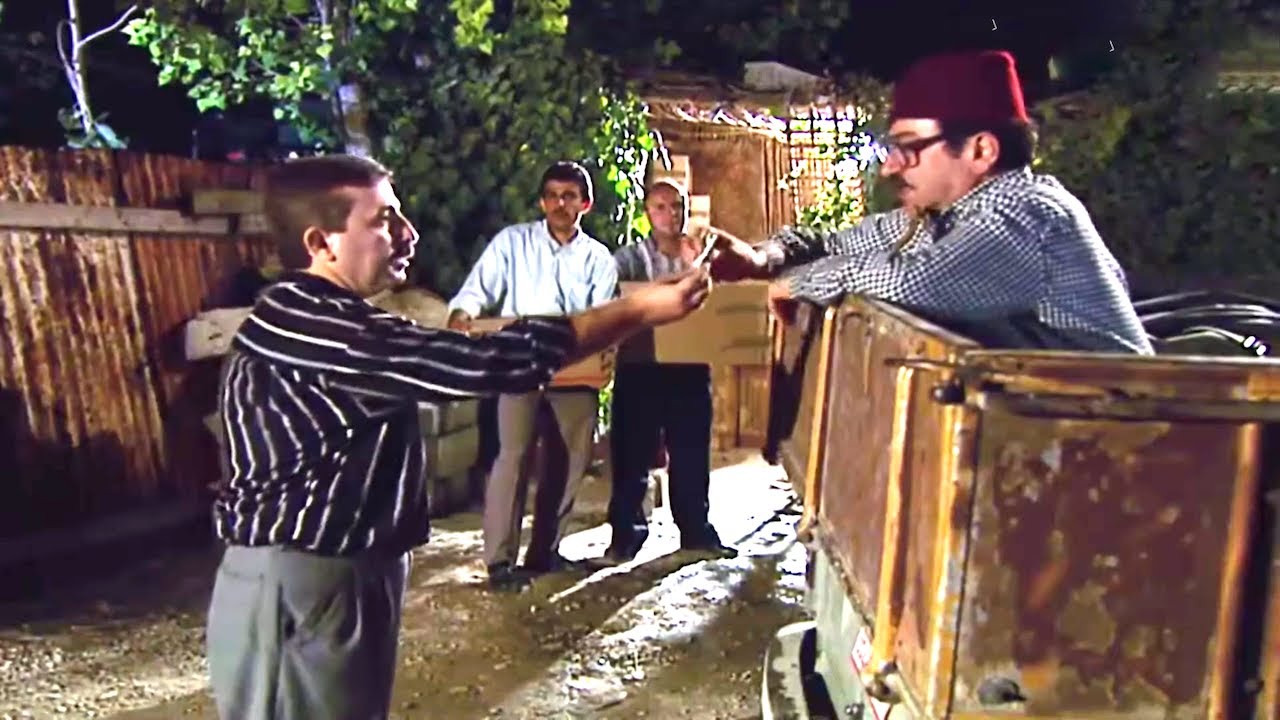 فكرو غوار حارس واعطوه رشوه اشتري فيها حمار وبضاعة