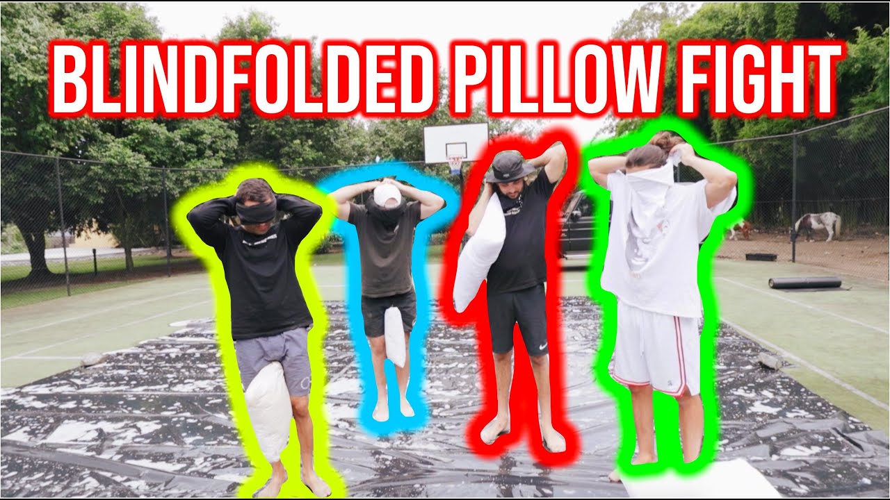 Бой подушками с завязанными глазами на аттракционе Slip N Slide!