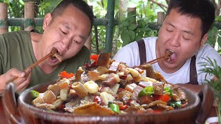 上山採野生蘑菇,老弟搭配臘肉爆炒,爽滑鮮香,一次吃一鍋! 【鐵鍋視頻】 上山採野生蘑菇,老弟搭配臘肉爆炒,爽滑鮮香,一次吃一鍋! 【鐵鍋視頻】