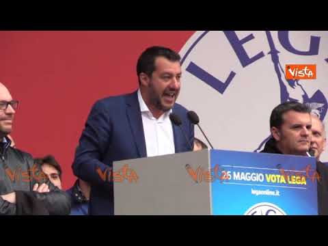 Salvini bacia il rosario: "L’immacolato cuore di Maria ci porterà alla vittoria"