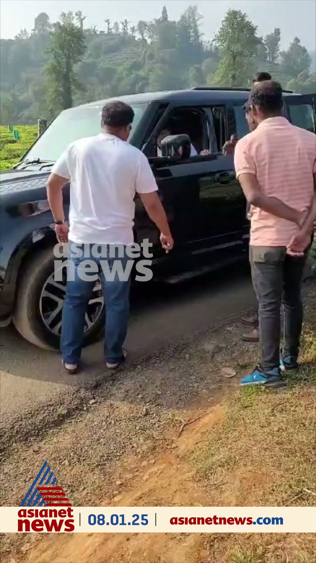 ബോബി ചെമ്മണ്ണൂരിന്റെ വണ്ടിക്ക് കുറുകെ വാഹനമിട്ട് പൊലീസ്; കസ്റ്റഡിയിൽ എടുക്കുന്നിതിന്റെ ദൃശ്യങ്ങൾ