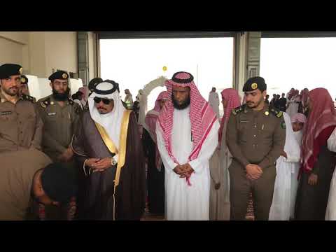 رئيس رقباء حمد شبلي يشرح لمحافظ بيش حسن أبوشرحة طريقة عمل بعض الأجهزة في اليوم العالمي للدفاع المدني