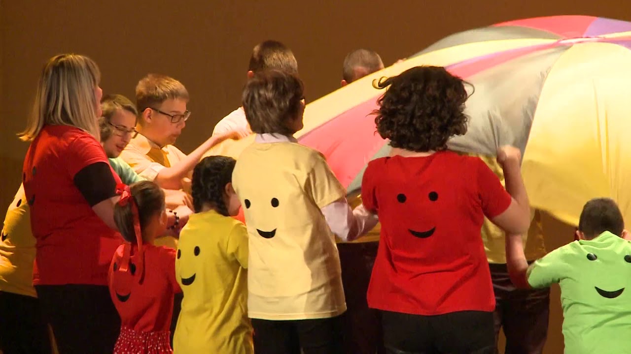 Mosolyogni kell......:) Zöldmező Utcai EGYMI diákjainak előadásában Keszthelyen