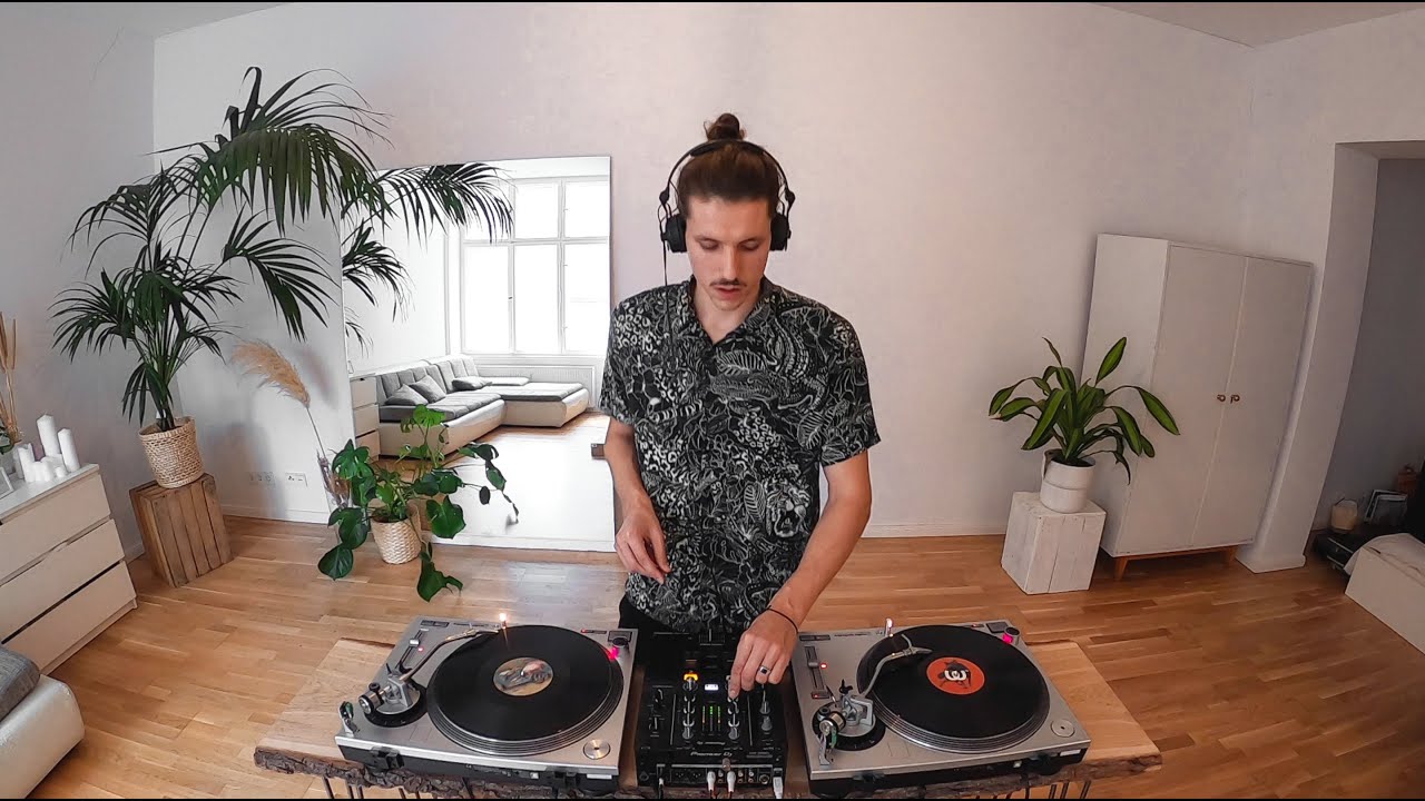 ⁣house & deep house favs vinyl mix
