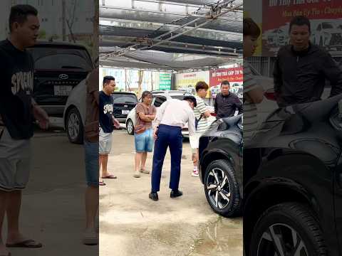 Các thanh niên đang check test chiếc xe Mitsubitshi Xpander 1.5 AT Premium 2022 màu đen đẹp long lan