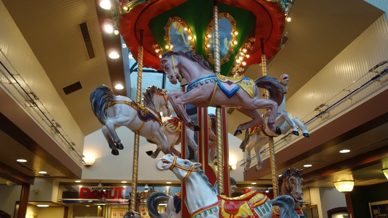 ”ミスタードーナッツ 大濠店” 何と店内にメリーゴーランドが！ - Mister Donut Ohori Shop