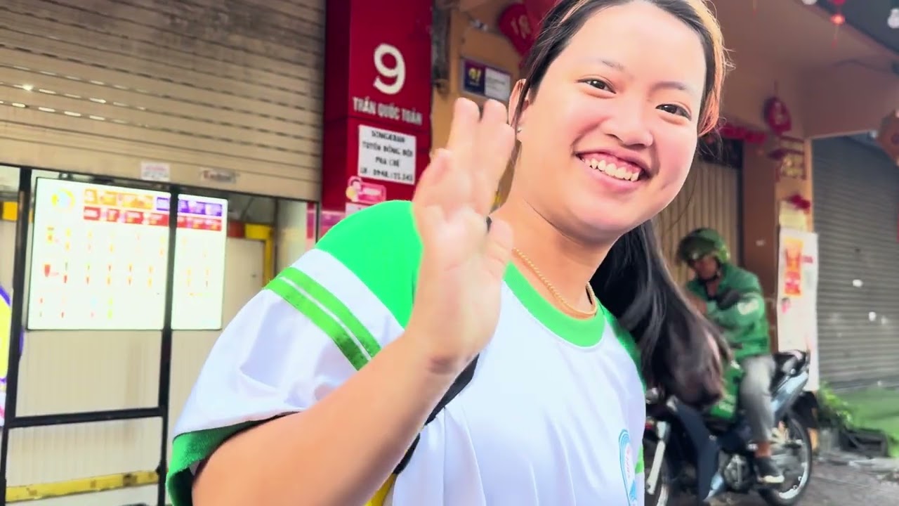 GIA ĐÌNH HIẾU NGHĨA NGÀY ĐẦU NĂM CHỞ CON GÁI ĐI HỌC MÙNG 7 TẾT