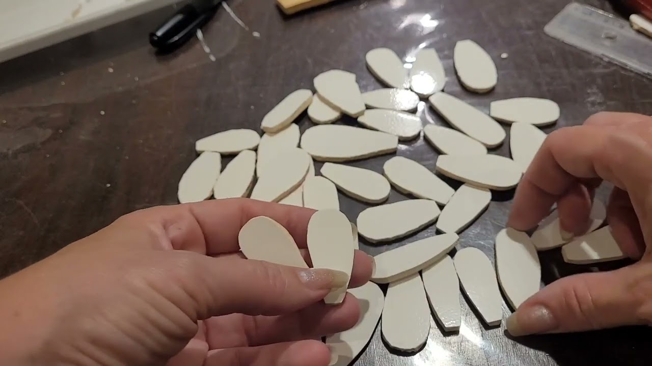 Vamos aprender a fazer flores e folhas em azulejo? Então clica no vídeo 🤗🌸🌼