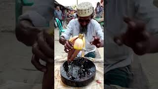 Watch 85-year-old grandfather's ninja technique of cutting banana leaves with a digital machine